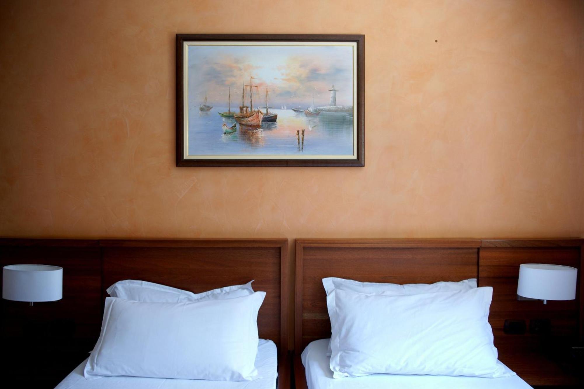 Hotell Adorn - Handwritten Collection 4*