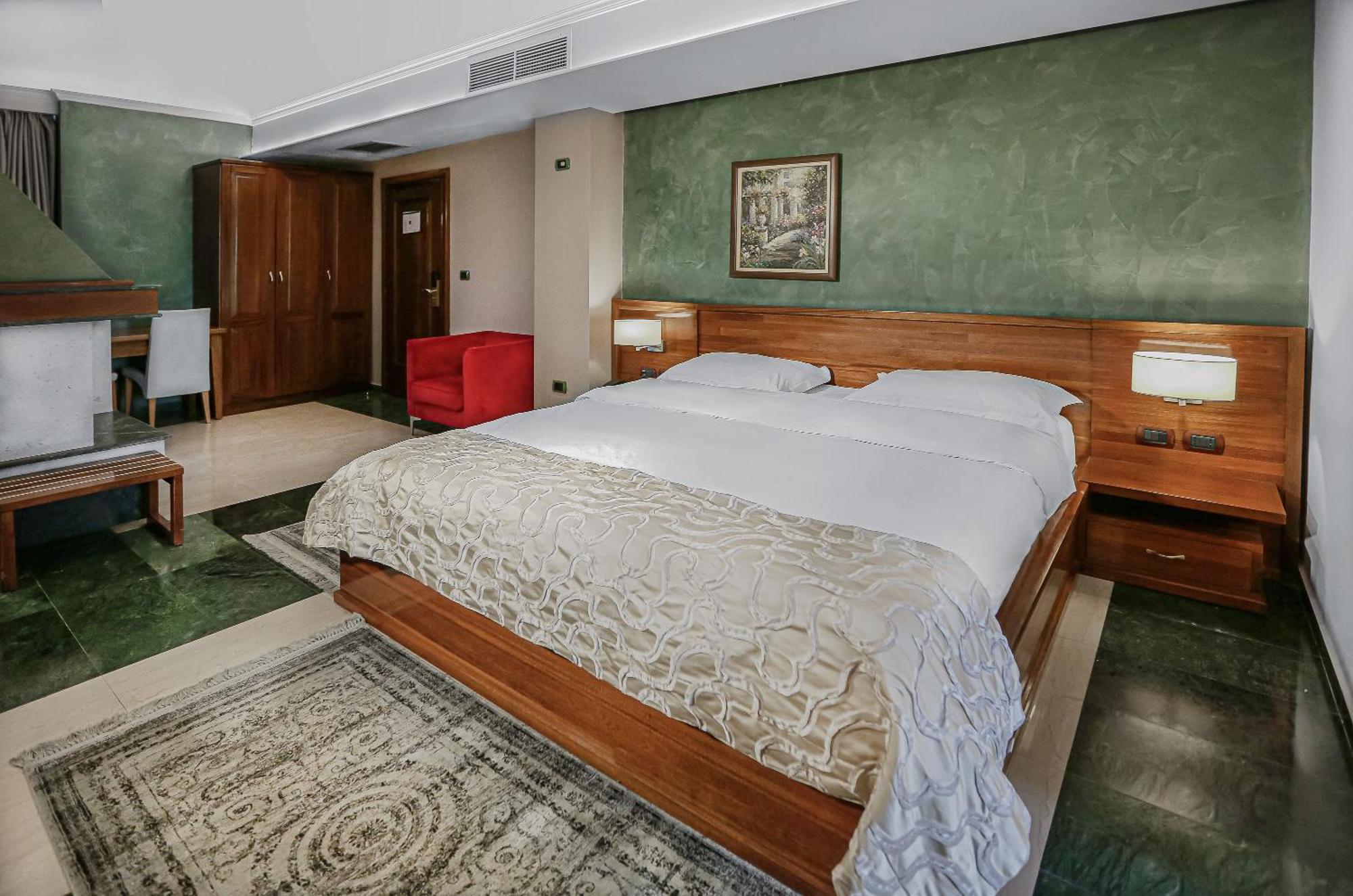 Adorn - Handwritten Collection Hotell Tiranë